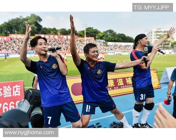 足球场上的魅力瞬间精彩足球明星合照尽显风采与友谊