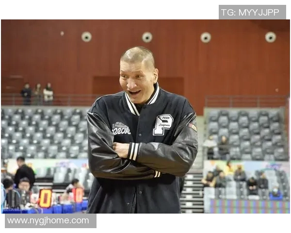 足球明星与髌骨软化症的斗争与坚持展现运动员的坚韧精神